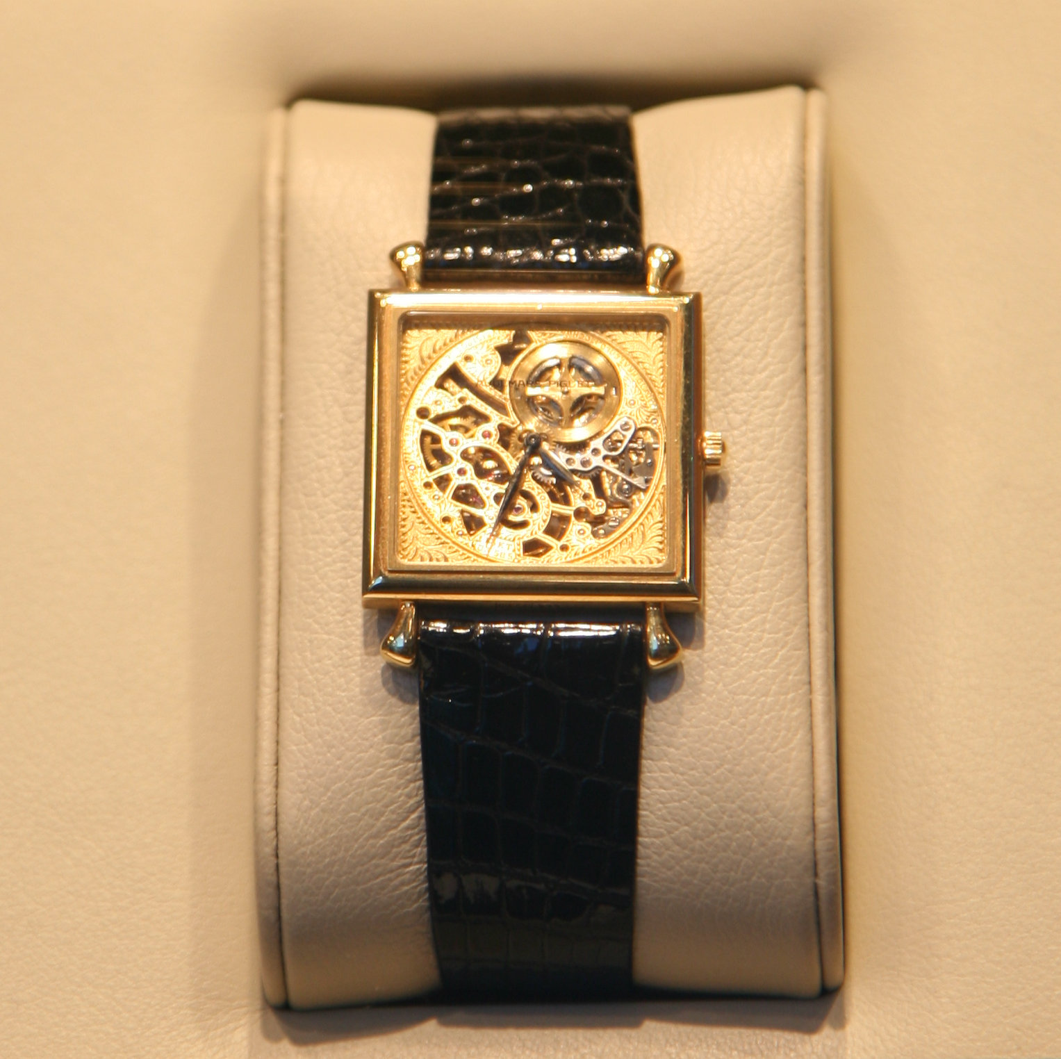 Montre squelette Audemars Piguet révélant le mouvement mécanique à travers le cadran ajouré