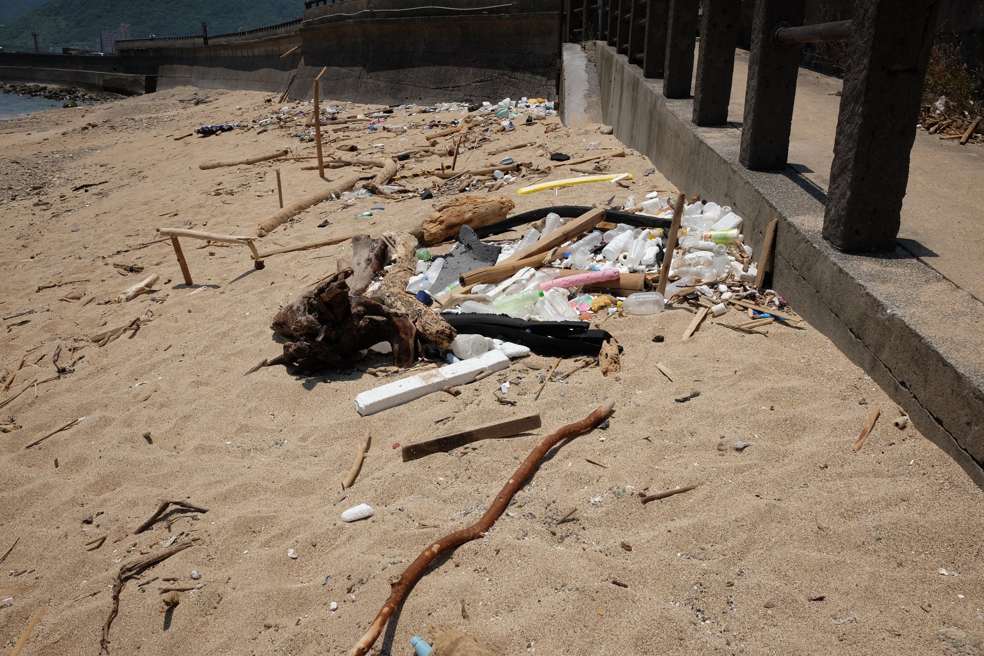 Pollution plastique sur une plage — déchets que les microbrands durables transforment en matière première pour bracelets et boîtiers de montres