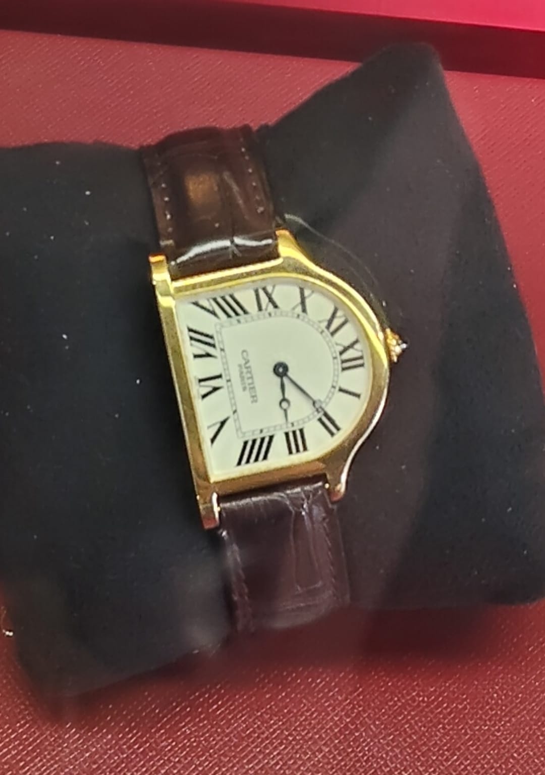 Montre vintage dans un contexte de lecture et réflexion