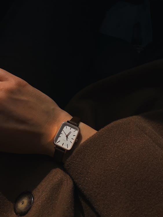 Détail du bracelet en alligator et du boîtier fin de la Santos-Dumont