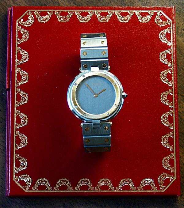 Cartier Santos bicolor or et acier sur écrin rouge, symbole du tournant dress-watch dans la culture hip-hop