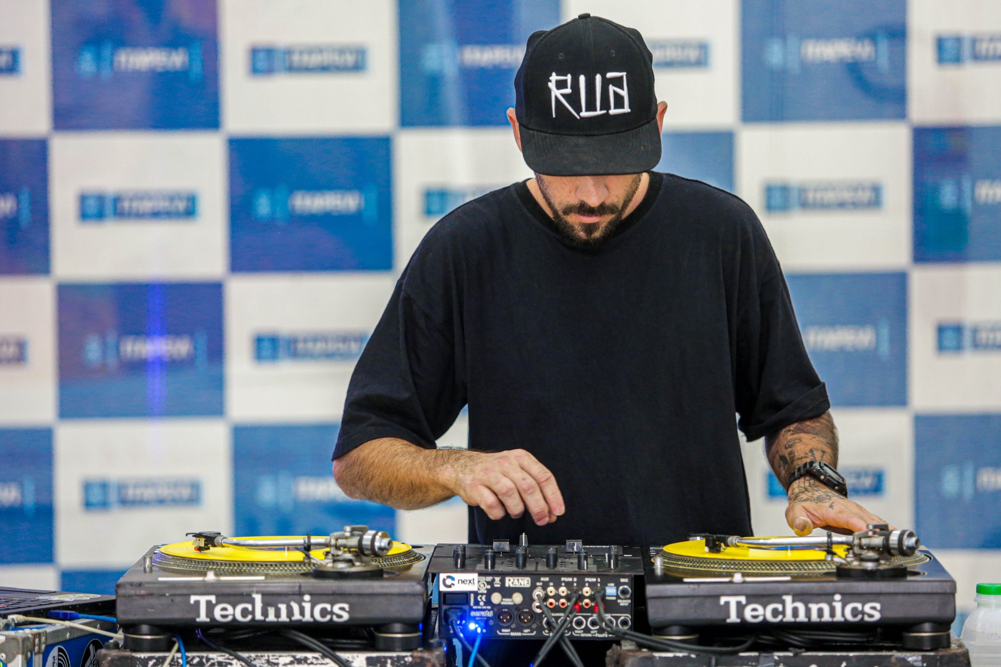 DJ aux platines lors d'un événement hip-hop, culture du turntablisme