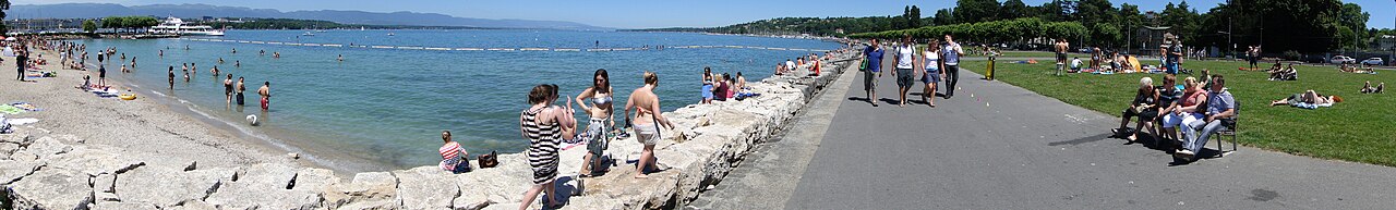 Vue du lac Léman et de Genève depuis les hauteurs, avec les Alpes en arrière-plan