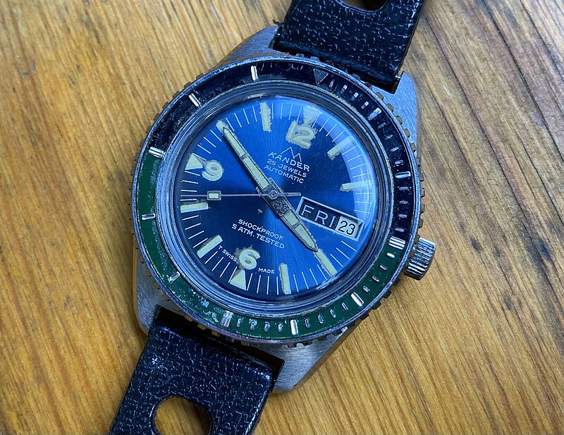 Kander montre de plongée vintage, exemple de design micro-marque indépendant avec cadran sombre