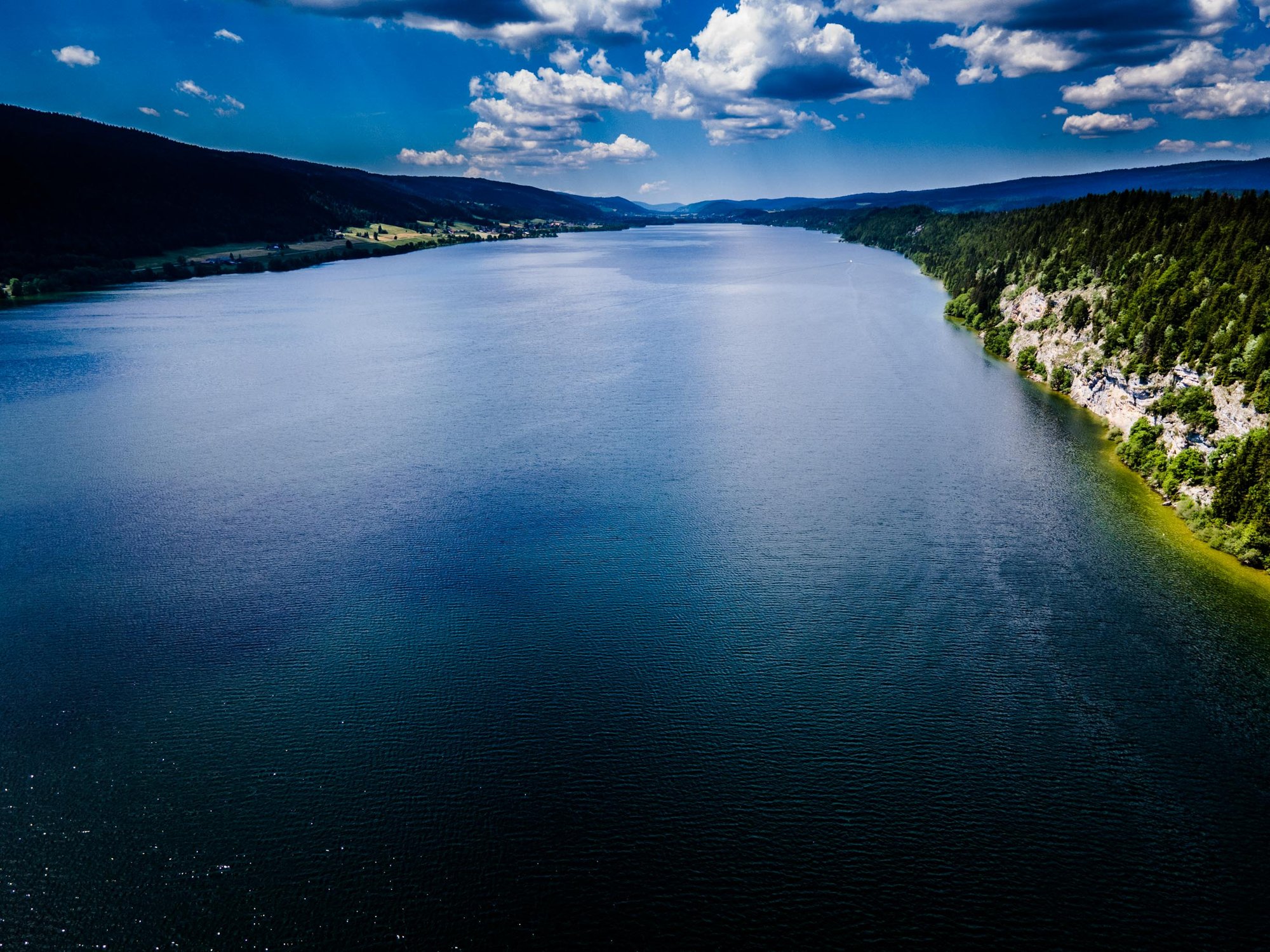 Vue aérienne du lac de Joux, Vallée de Joux, Suisse — le berceau de l'horlogerie indépendante