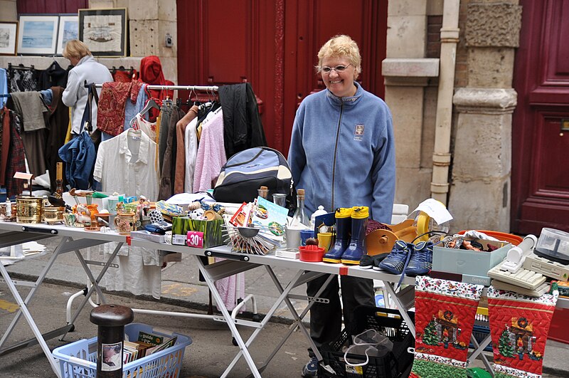 Marché aux puces de Rouen, France, avec exposants et acheteurs en extérieur