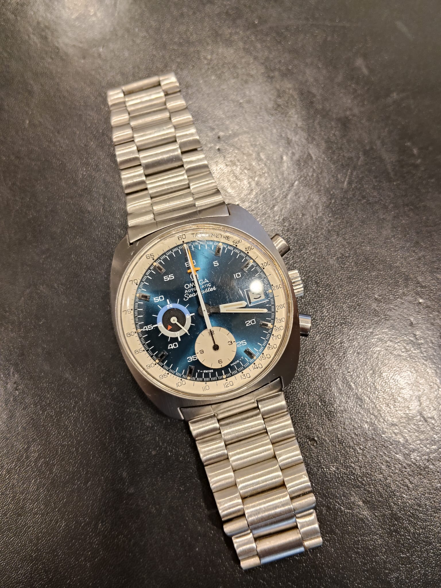 Omega Seamaster Chronographe référence 176.007 des années 1970, boîtier acier et cadran bleu avec poussoirs chronographe