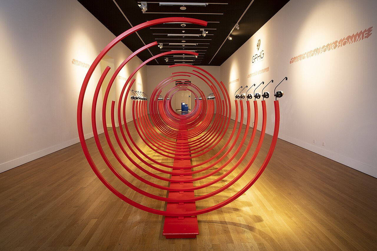 Salon horloger à Genève, stand de montres avec visiteurs examinant des garde-temps