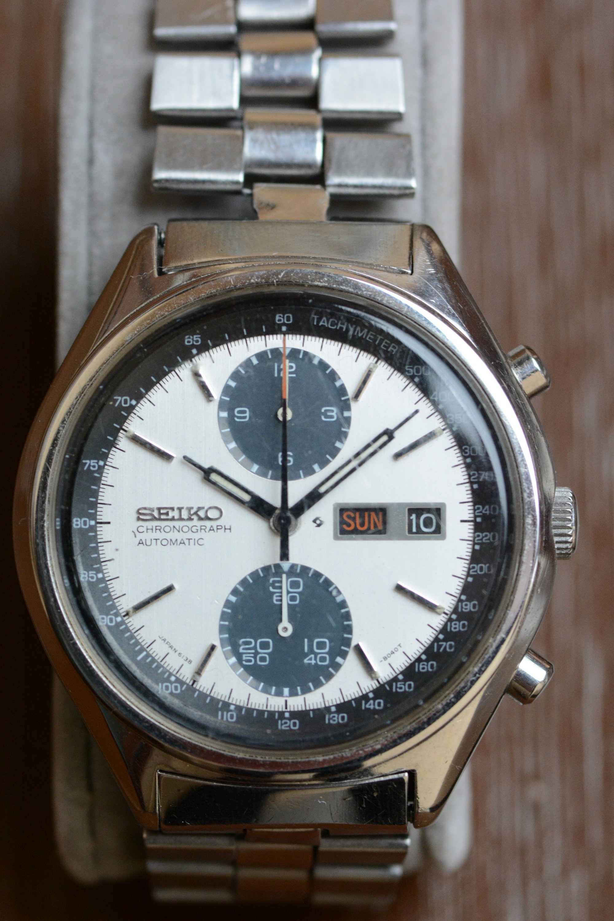 Chronographe automatique Seiko 6138-8020 dit Panda, cadran blanc avec compteurs noirs, bracelet intégré, 1977