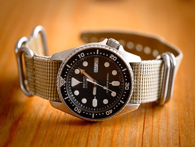 Seiko SKX013 montre de plongée automatique compacte, référence face aux micro-marques comme Zelos et NTH